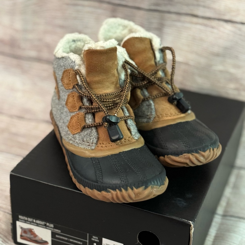 Sorel color: Quarry, camel brown size:1 youth